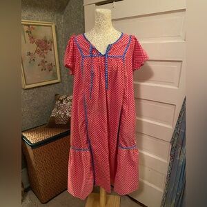 Vintage 1970’s house dress muu muu red and blue dainty floral one size pockets!